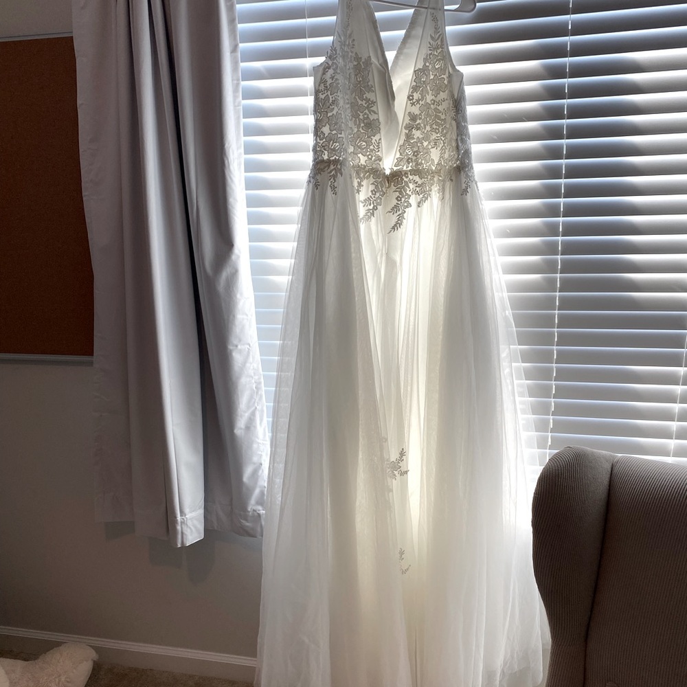 Brand new princess style wedding dress. Never worn.
